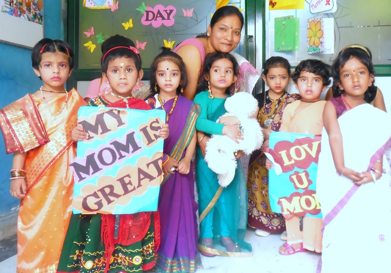 Children holding My Mom is Great and Love U Mom cards